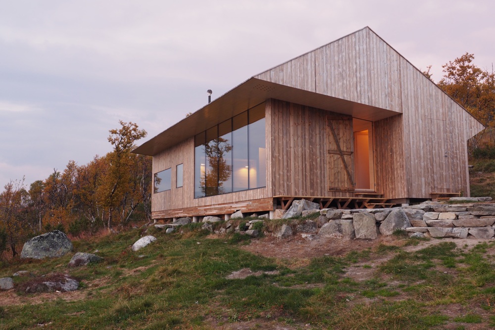 Jon Danielsen Aarhus crea su propia cabaña de pino en Noruega
